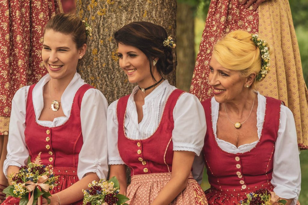 Frauen in Tracht mit Trachtenschmuck