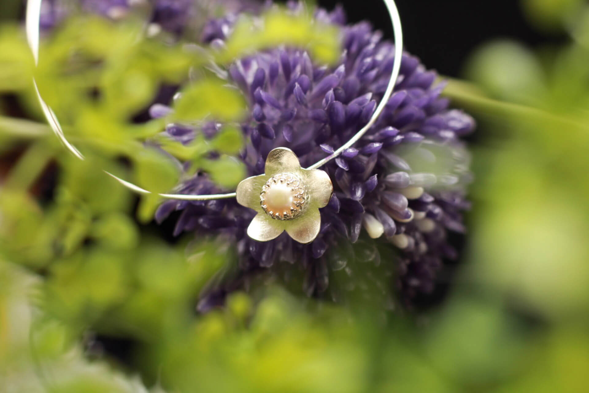 Blütenanhänger klein mit gefasster Perle in Kronengalerie