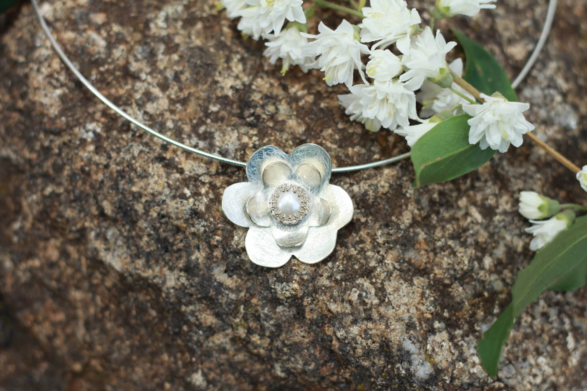 Großer doppelter Blütenanhänger mit gefasster Perle in Kronengalerie und Reif