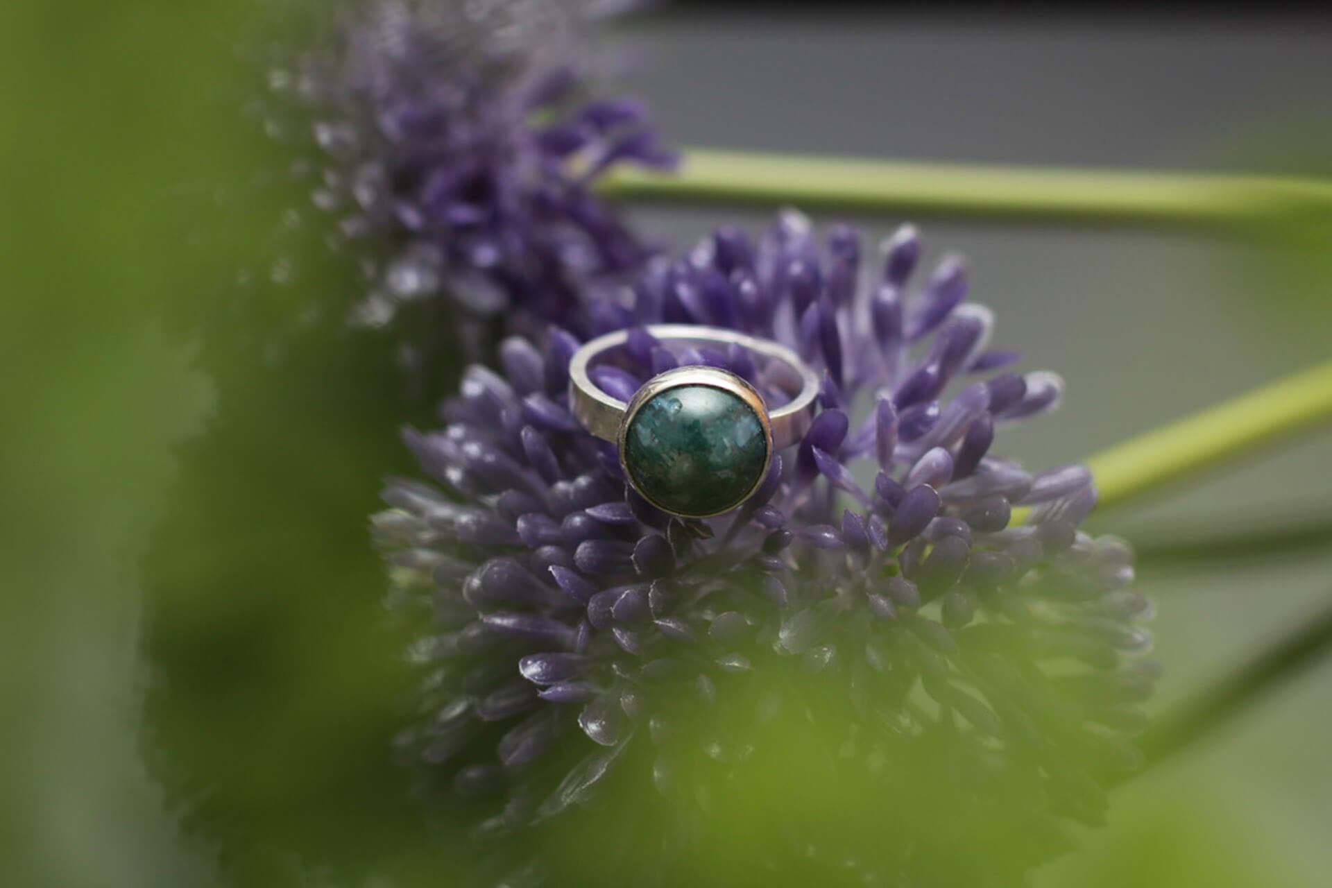 Ring mit Stein auf Blume