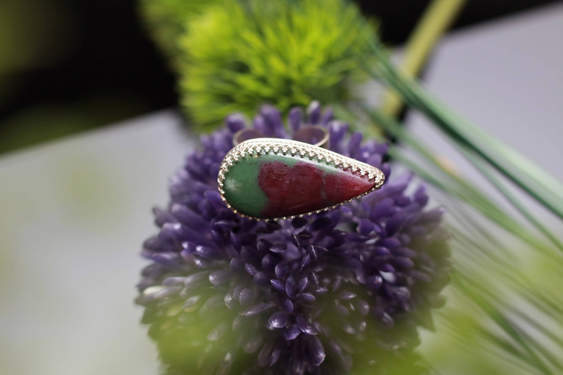 Ring mit Halbedelstein gefasst