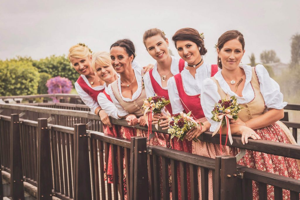 Frauen in Tracht mit Trachtenschmuck