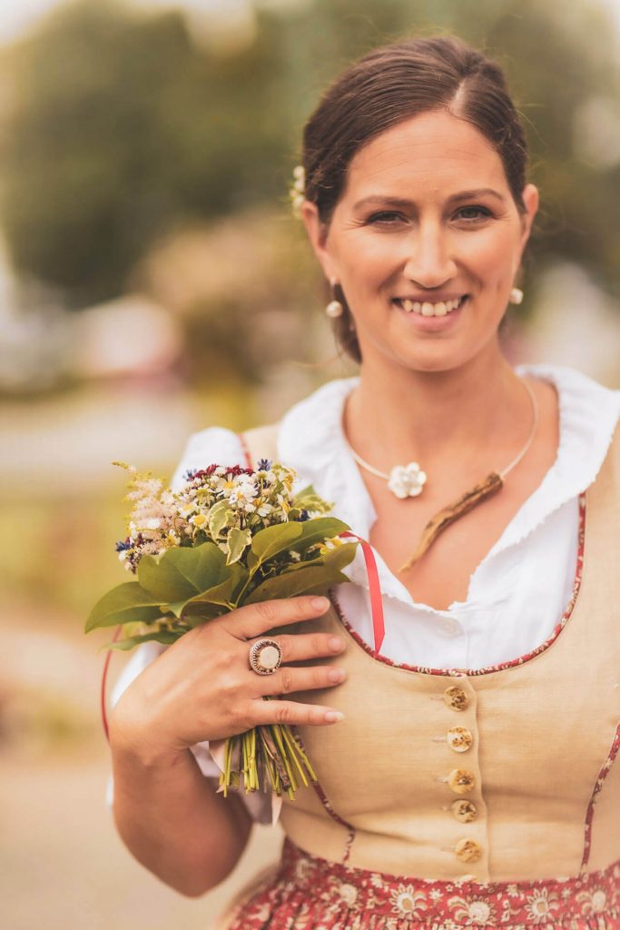 Frau in Tracht mit Trachtenschmuck