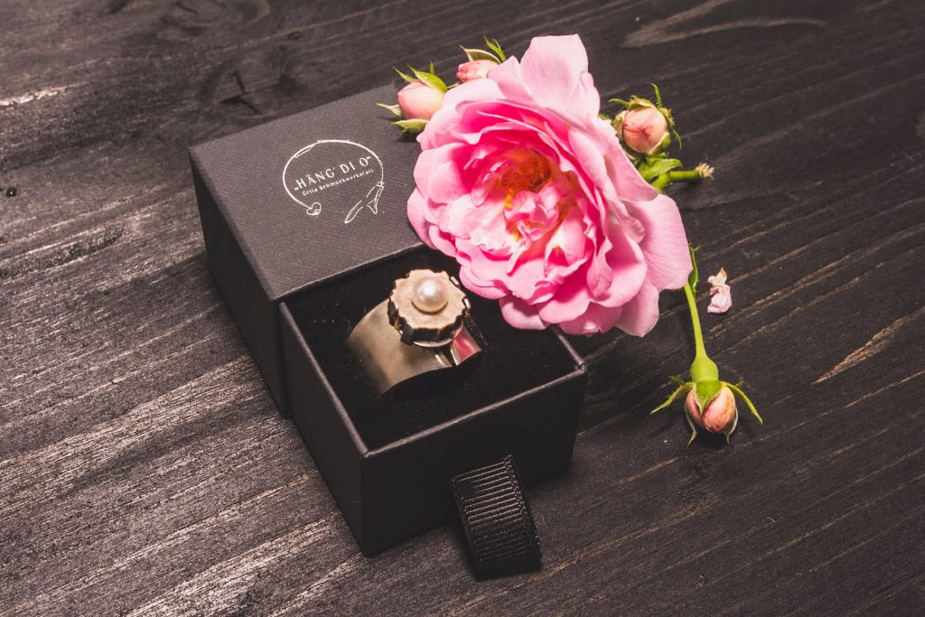 Ring in Schachtel mit Rose