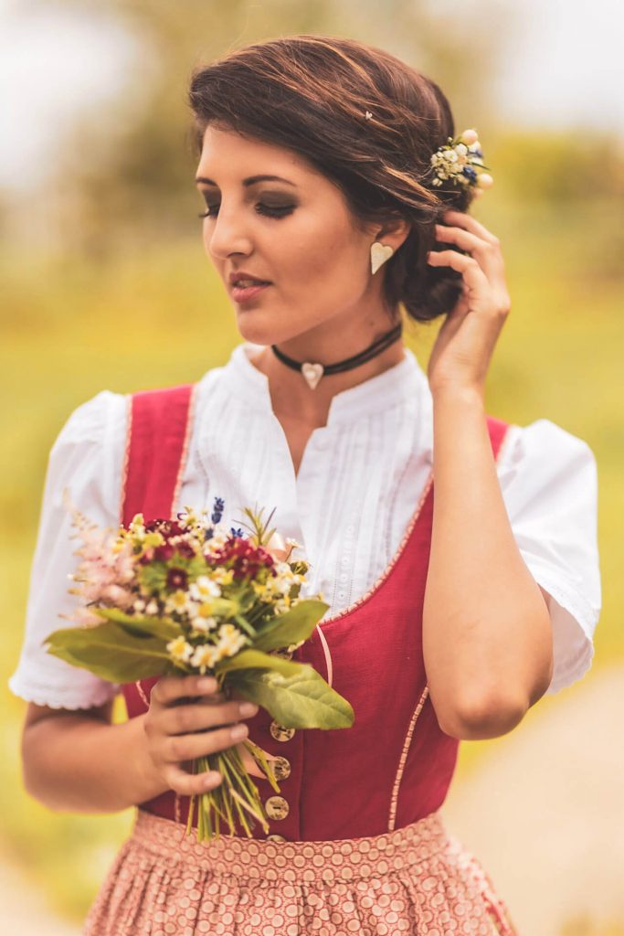 Frau in Tracht mit Trachtenschmuck