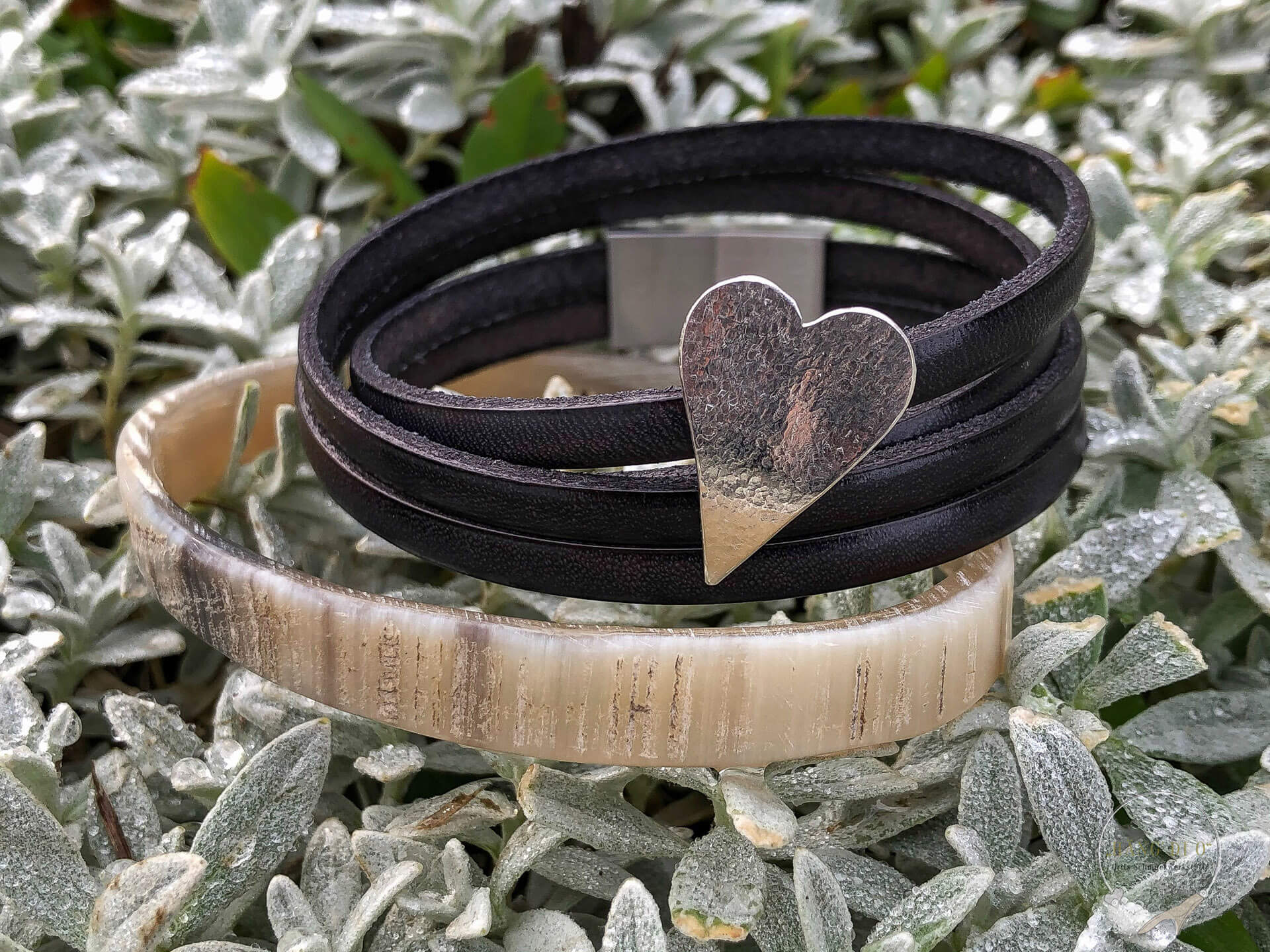 Lederarmband schwarz flach mit Herz klein mattiert