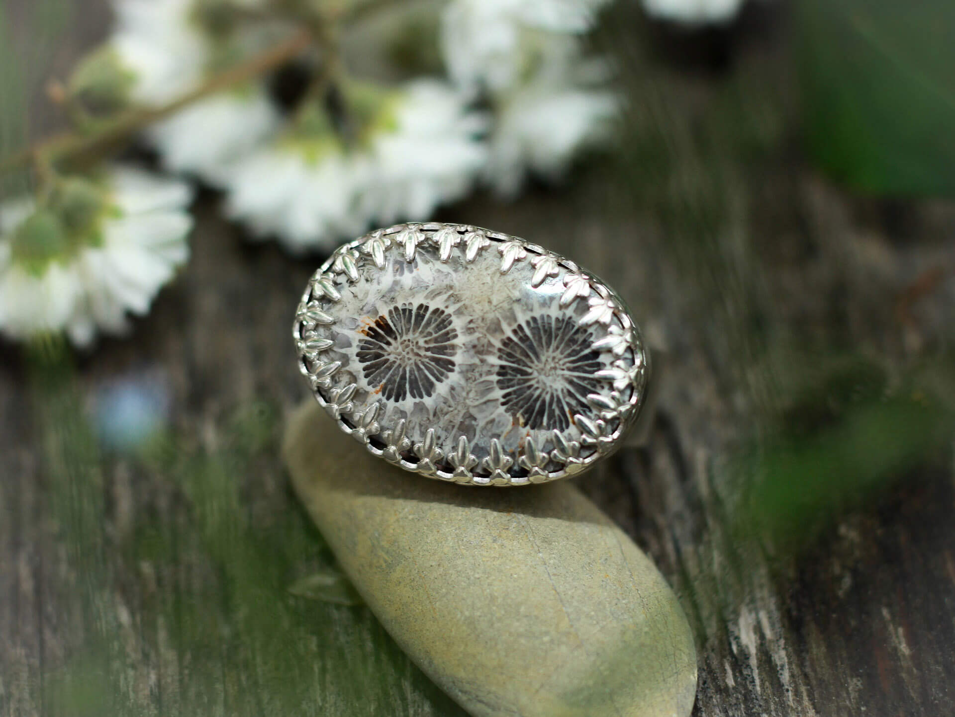 Ring mit fossiler Steinblume gefasst in Kronengalerie