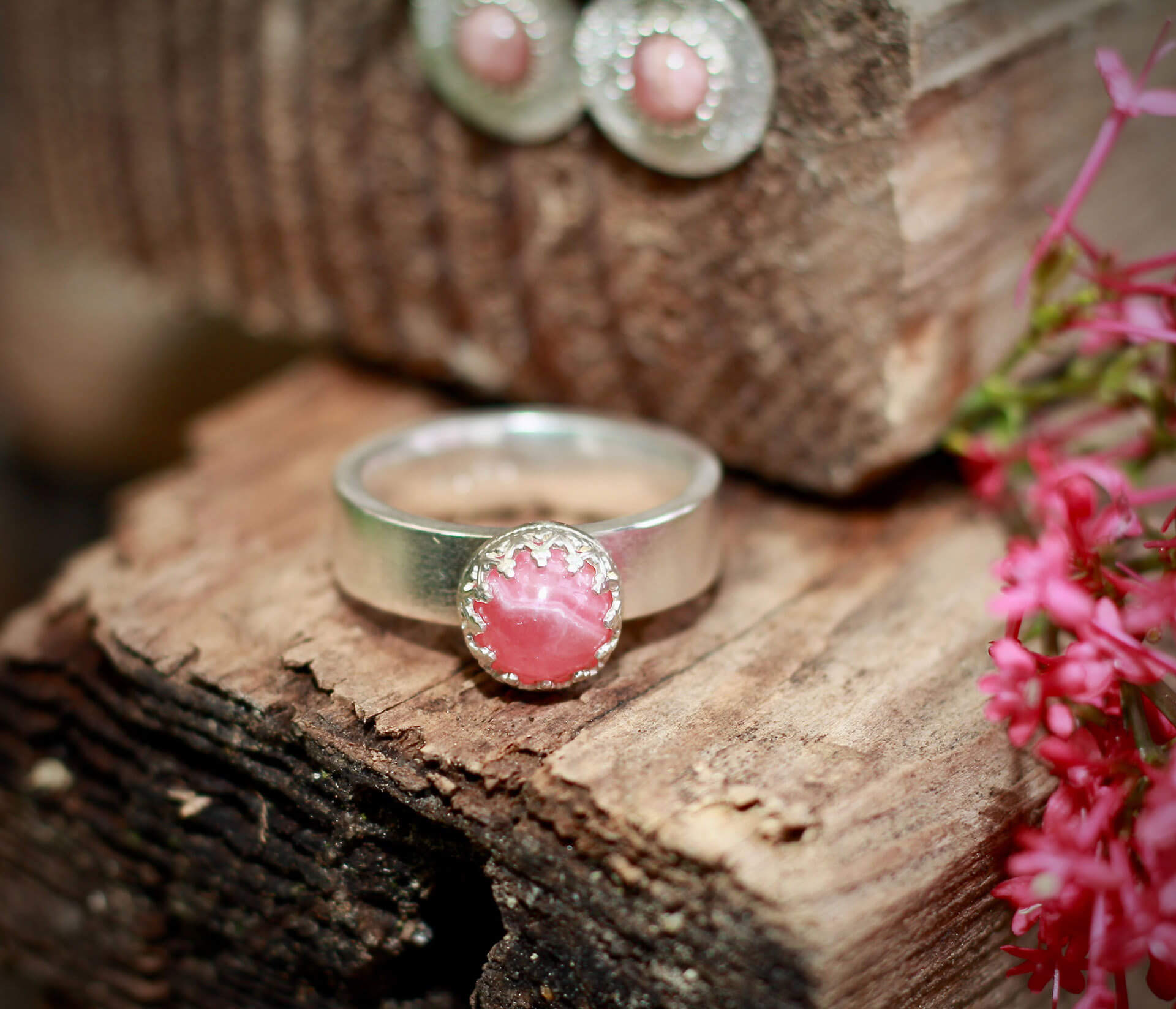 Ring mit Halbedelstein (Rhodochrosit) gefasst in Kronengalerie