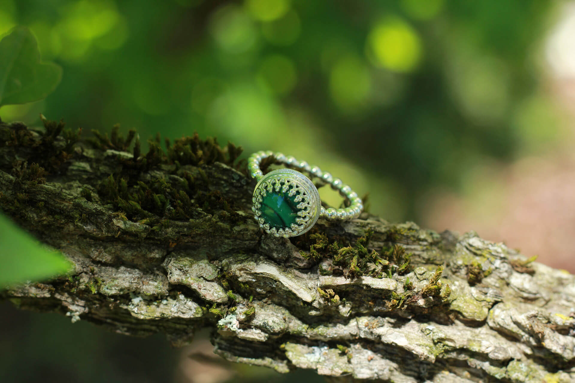 Ring mit Halbedelstein Malachit gefasst in Kronengalerie