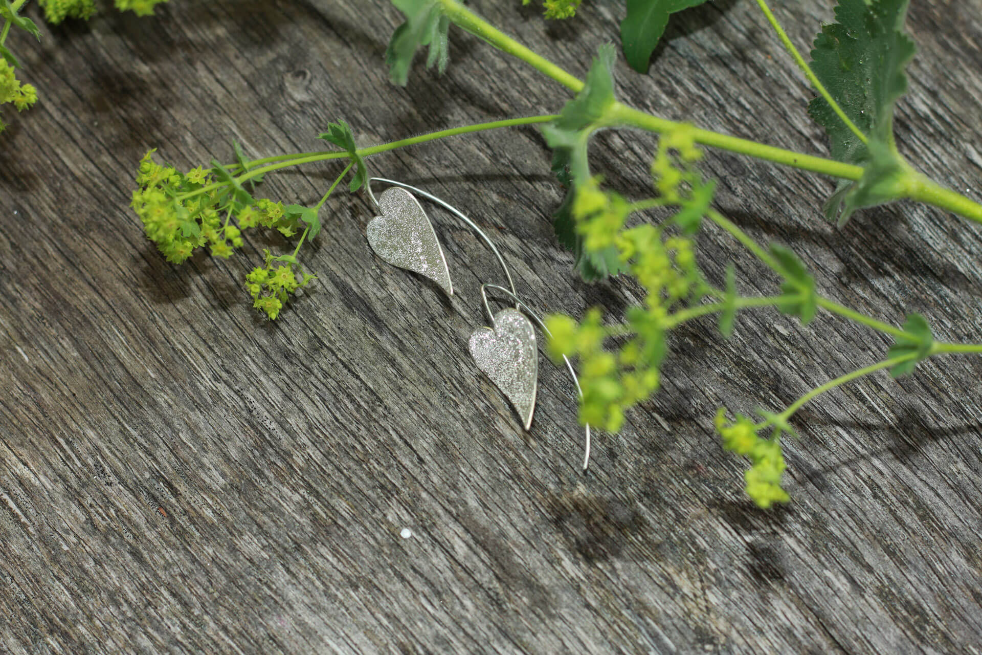 Kleine silberne Herzohrringe Hänger diamantiert glänzend