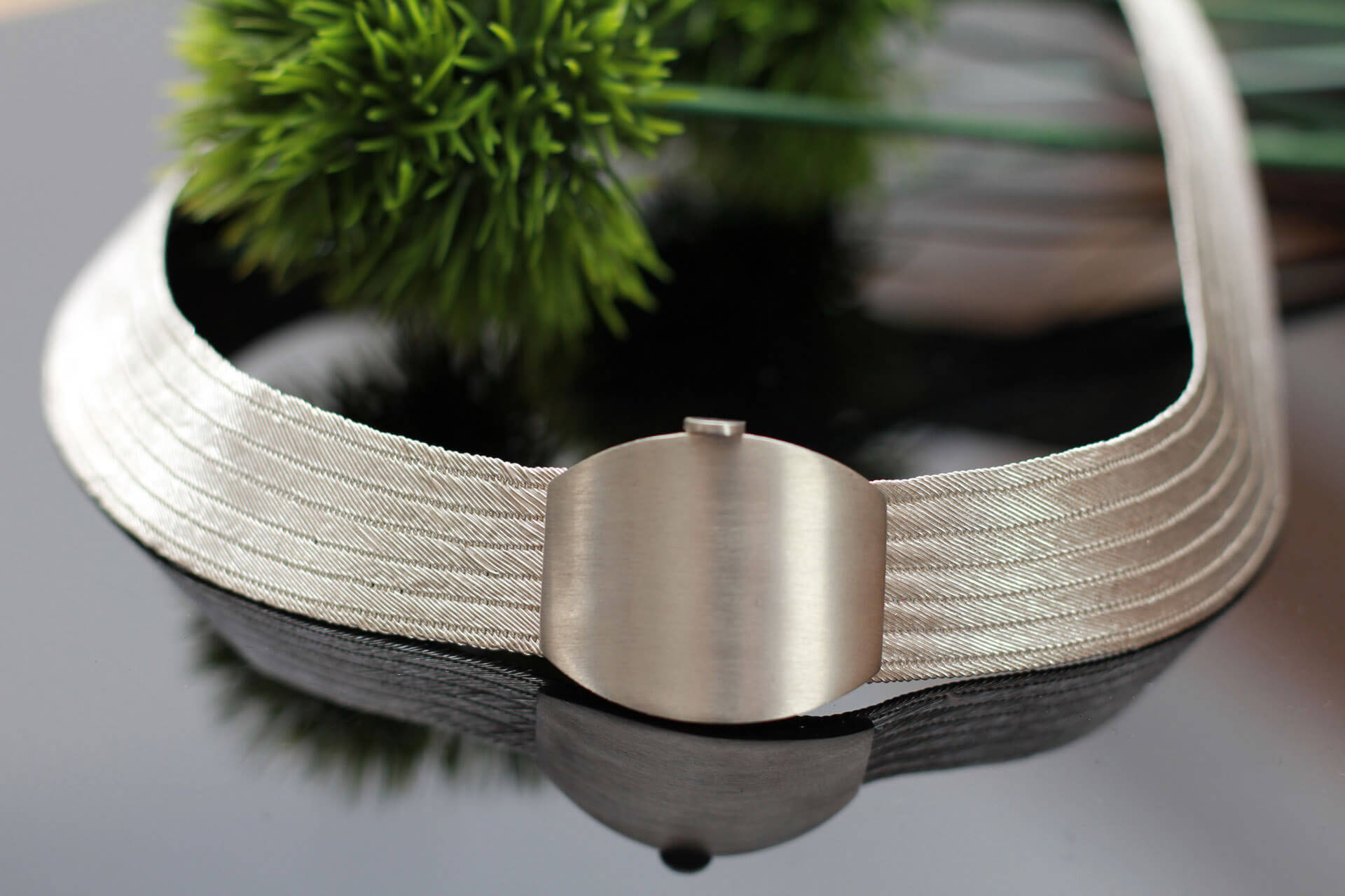 Halskette/ Kropfband in gewebten Silberfäden Verschluss mattiert
