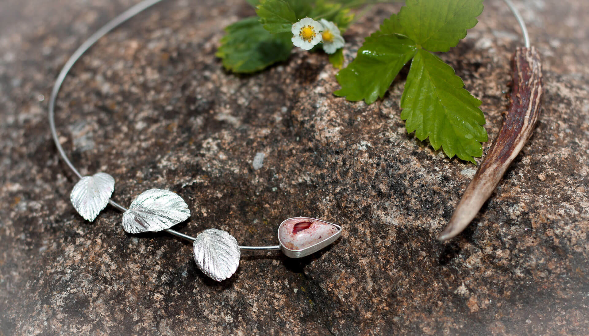 Trachtencollier Erdbeere mit individuellem Horn / echten Blättern und Mexikanischen Opal