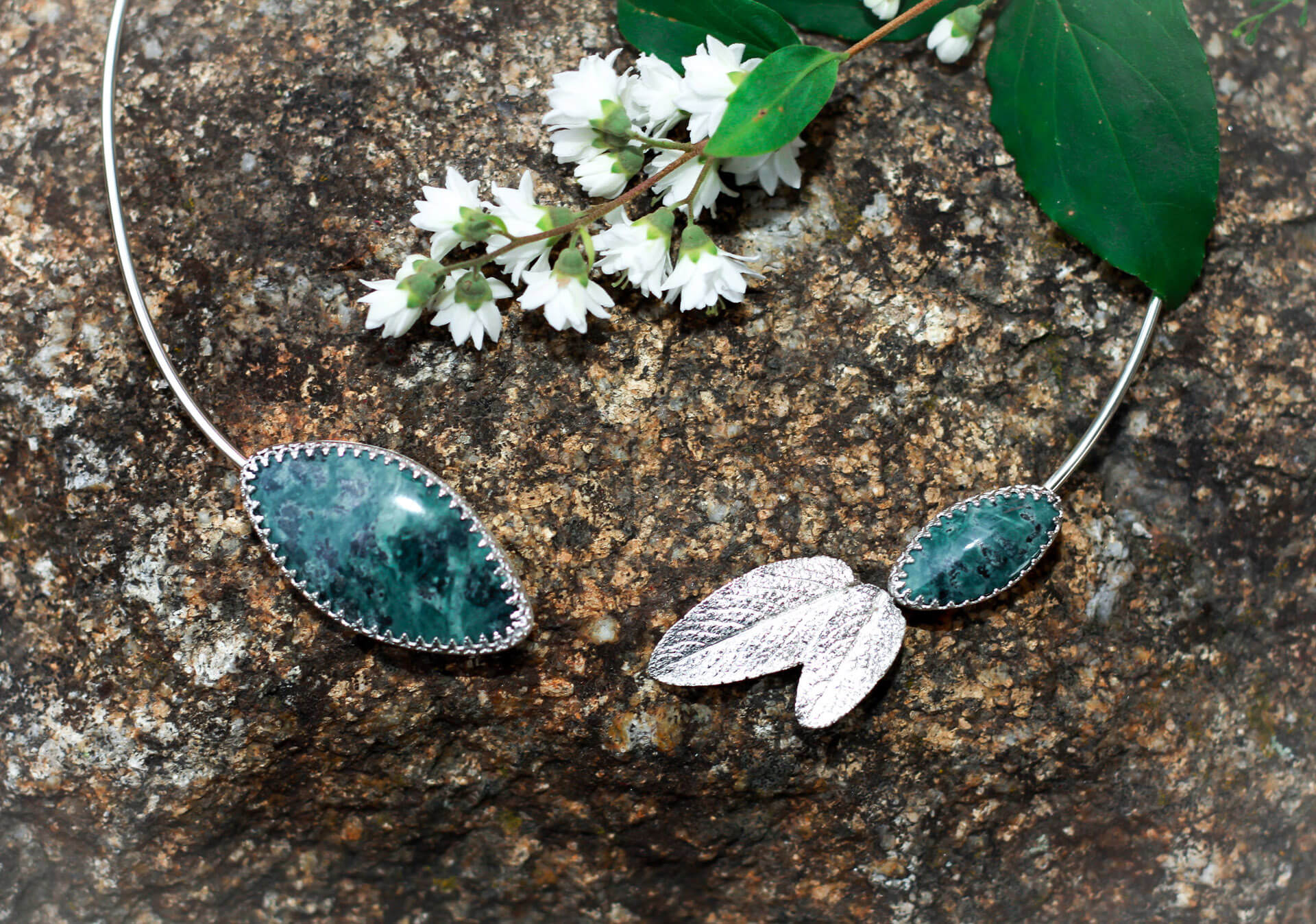 Collier mit grünem Serpentinitstein und echten Blättern