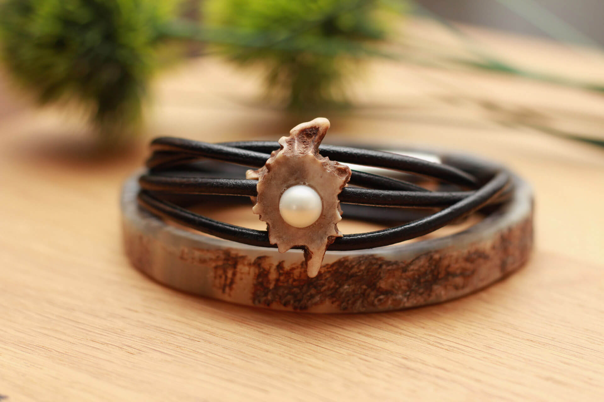 Lederarmband schwarz rund mit Horn und Süßwasserzuchtperle