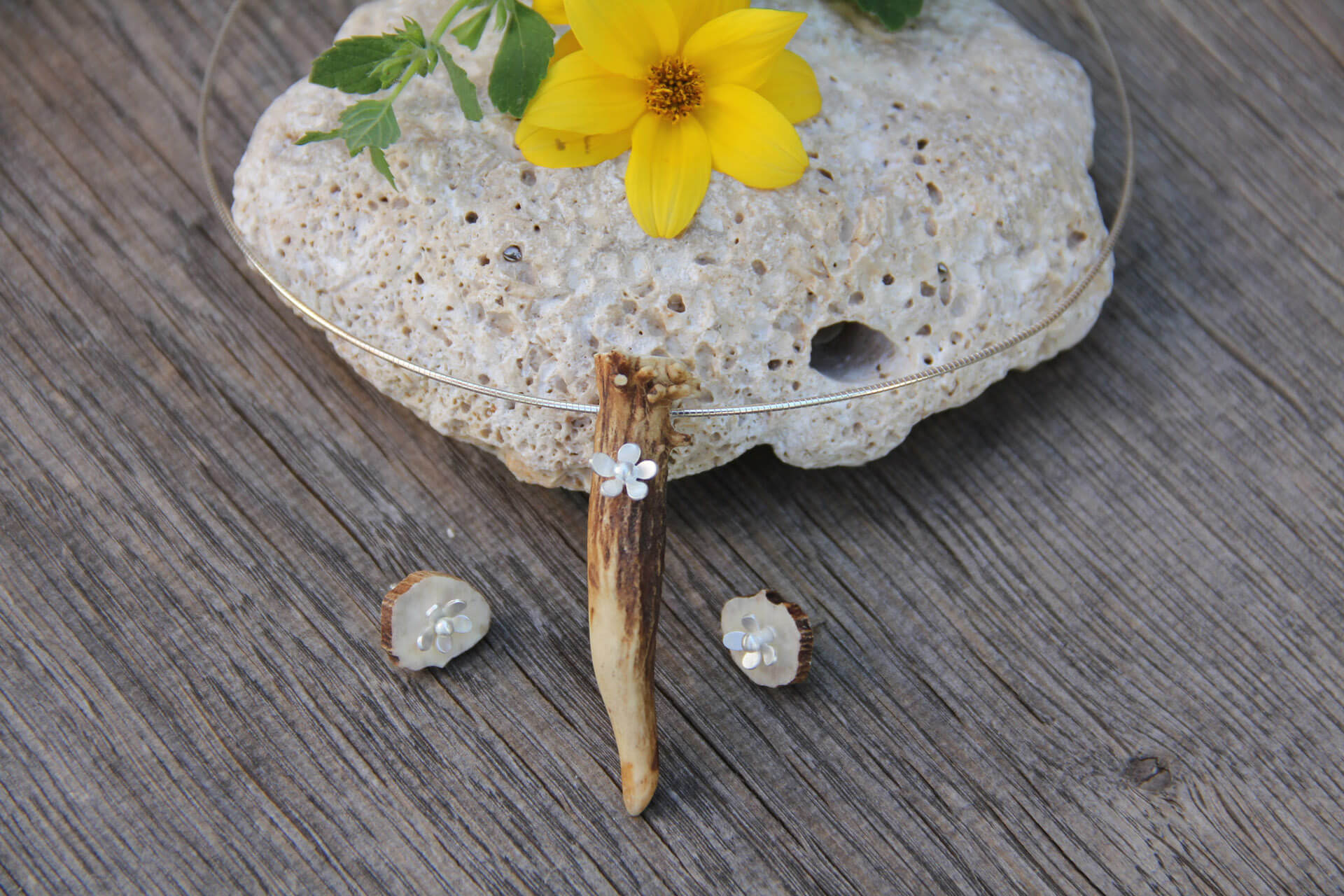 Ohrstecker Hornscheibe mit Blume